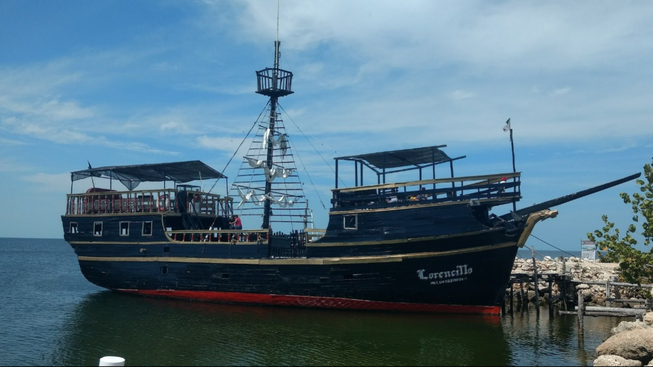 Ofrecía recorridos marítimos con historias de piratas, música y vistas de la ciudad amurallada.