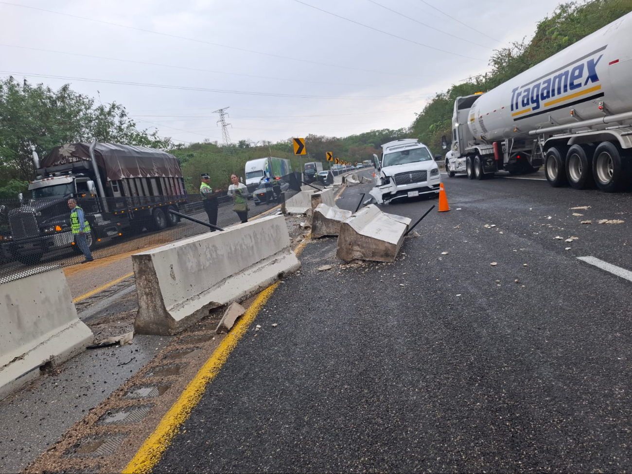 La caja trasera impactó el muro de contención y salió proyectada hacia el carril contrario.