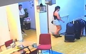 Las imágenes muestran al músico en una situación íntima con Danna, bailarina del grupo y amiga cercana de Arleth GM.