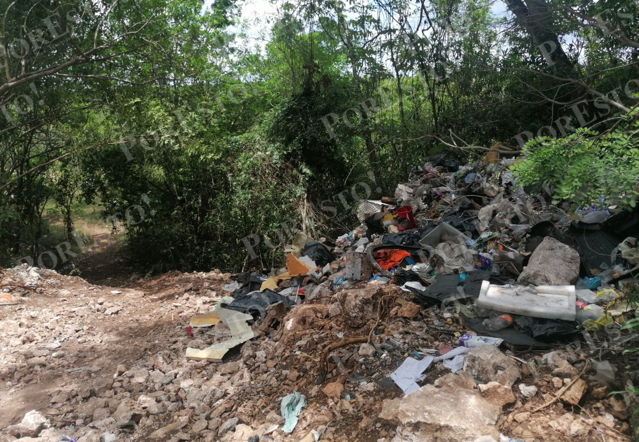 Vecinos denuncian acumulación de basura, botellas de vidrio y desechos que terminan en el interior de las sascaberas.