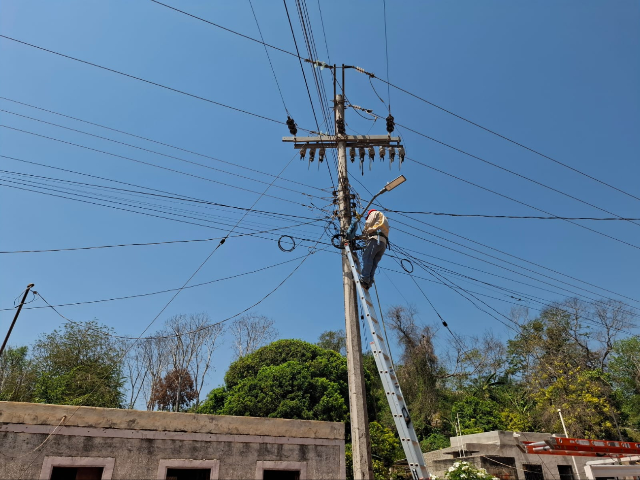 Acusan que la CFE mantiene problemas constantes de energía eléctrica en la zona.