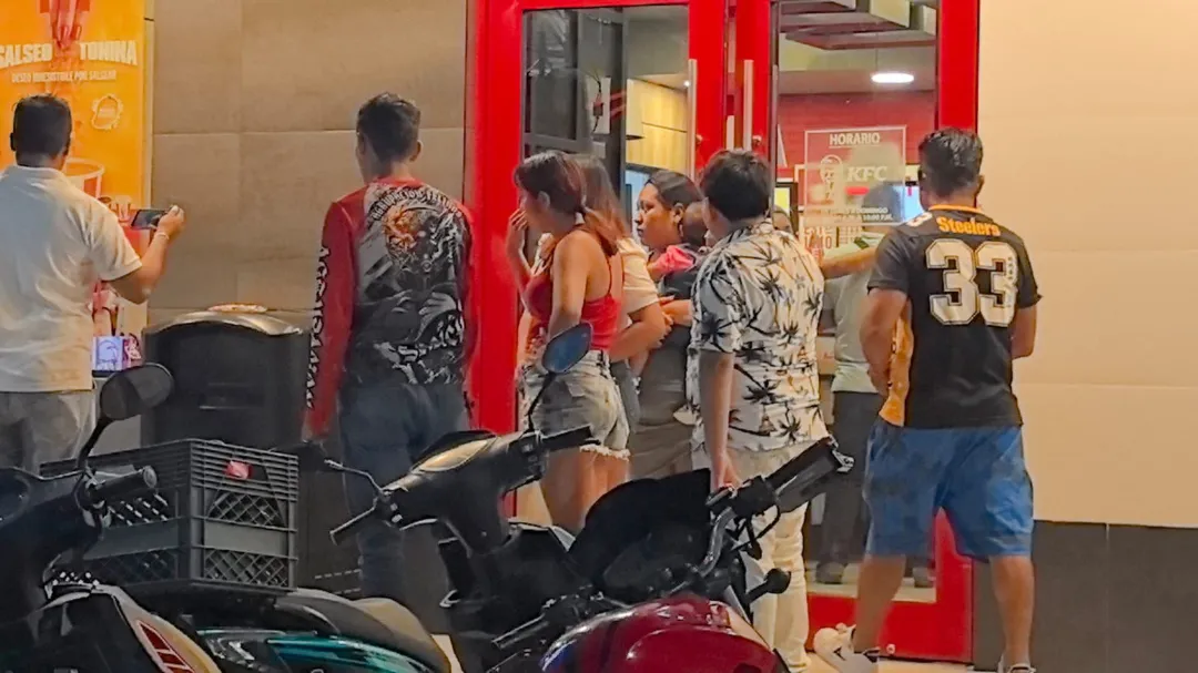 Ciudadanos reclamaron a vigilantes de seguridad privada por una presunta agresión contra una mujer y su hijo.