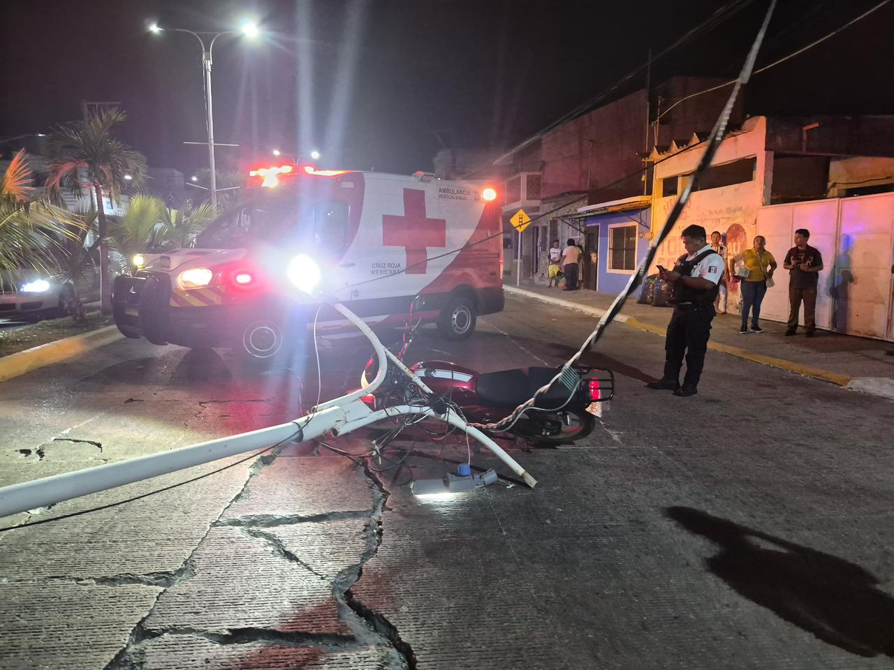 Presuntamente, un tractocamión derribó cables y provocó la caída del poste.