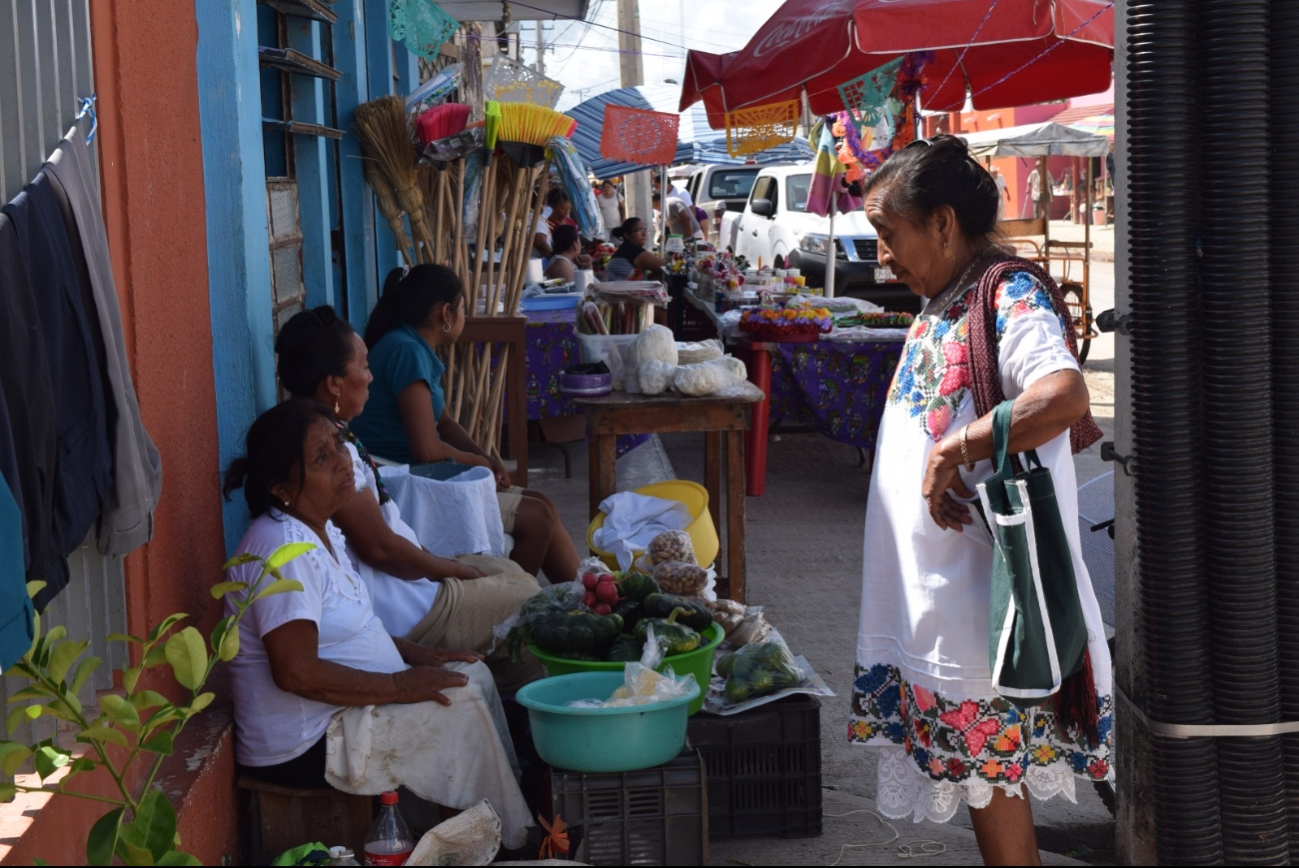 En tianguis y mercados es común ver a las amas de casa con sabucán