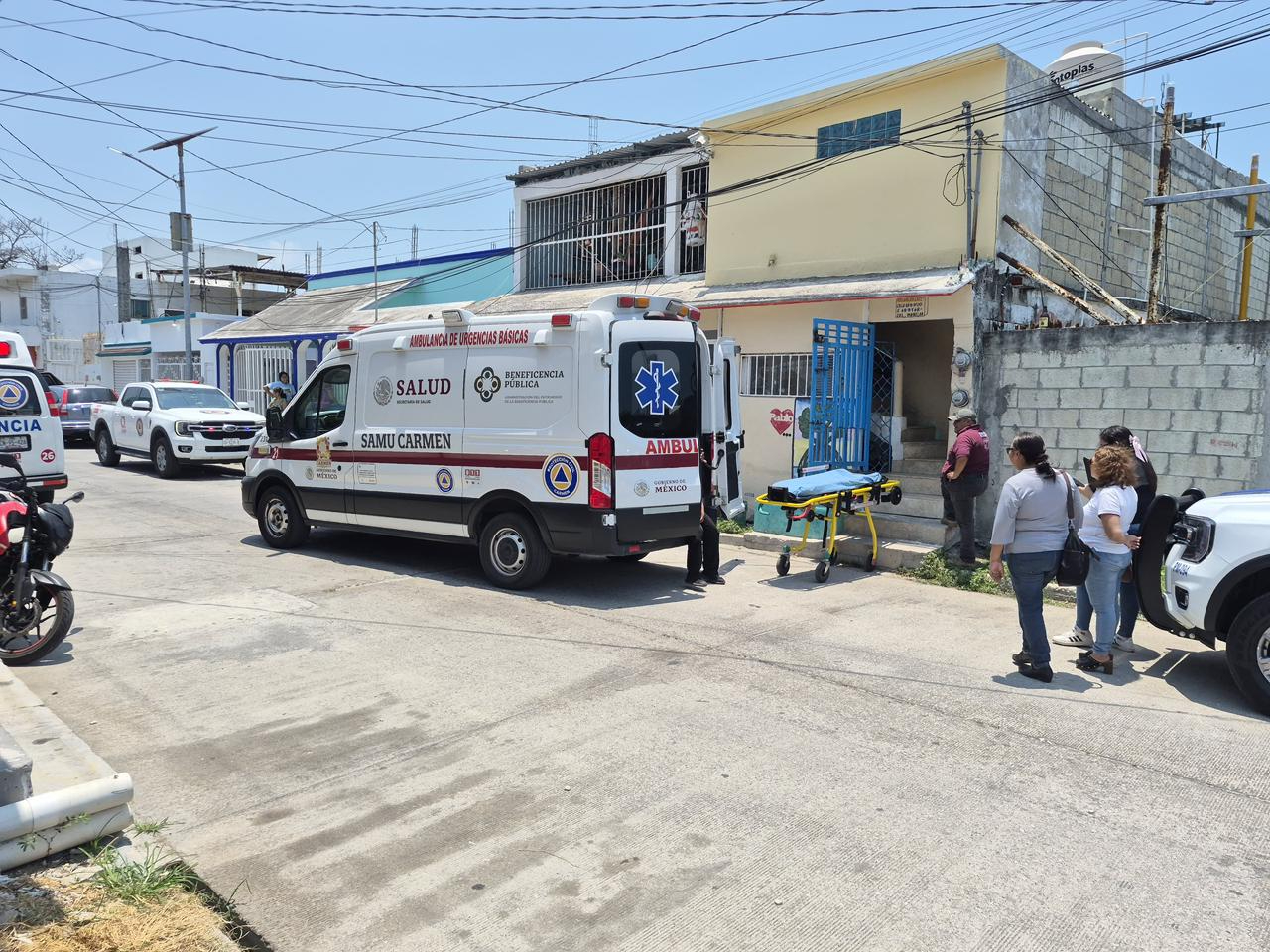 La menor fue asegurada por rescatistas y trasladada a un hospital para recibir atención médica y psicológica.