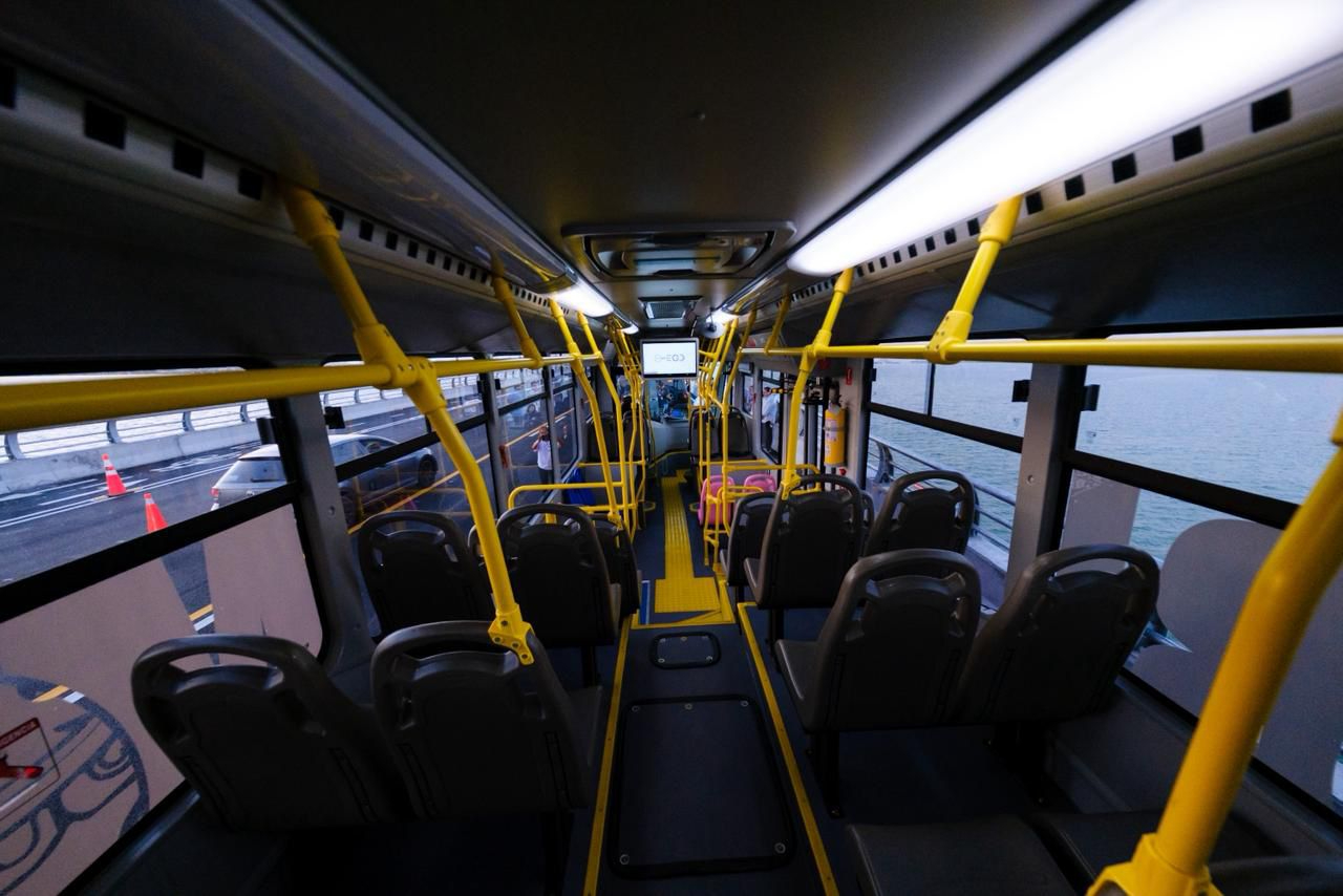 Los autobuses cuentan con tecnología enfocada en la accesibilidad universal, con rampas y guías podotáctiles