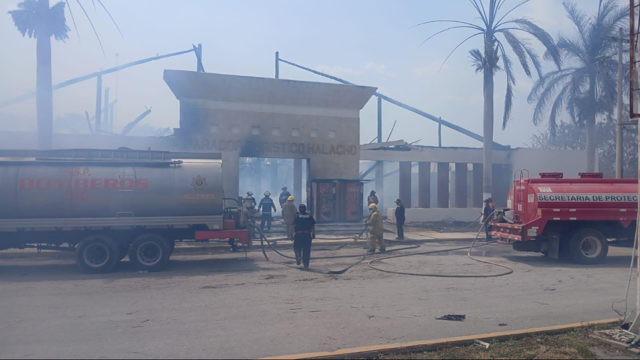 Bomberos de varios municipios se movilizaron para sofocar el incendio.
