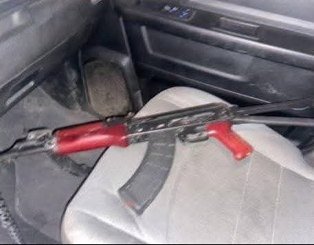 Decomisan dos rifles R15 y un AK-47.