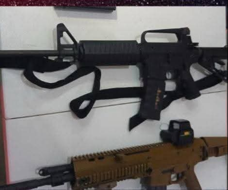 Portaban tres armas largas de alto poder.