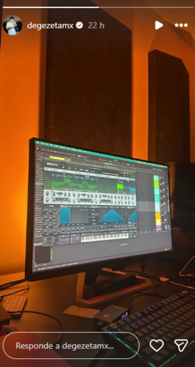 Degezeta en el estudio de música antes de ser atacado.