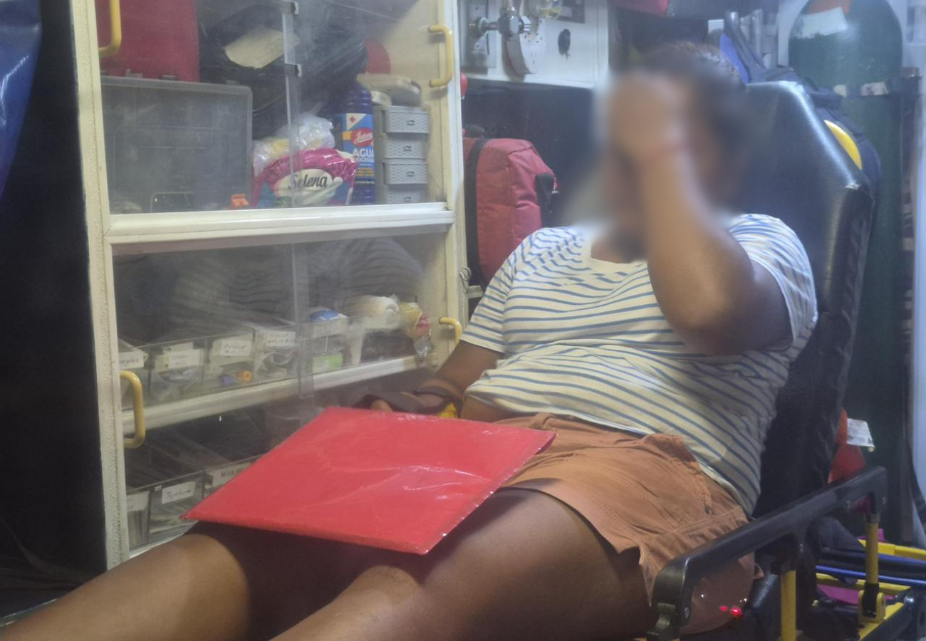 Paramédicos trasladaron a la mujer y al menor a un hospital