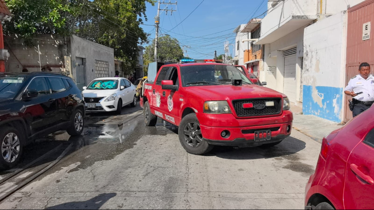 Bomberos sofocaron el fuego provocado por basura acumulada en el inmueble.