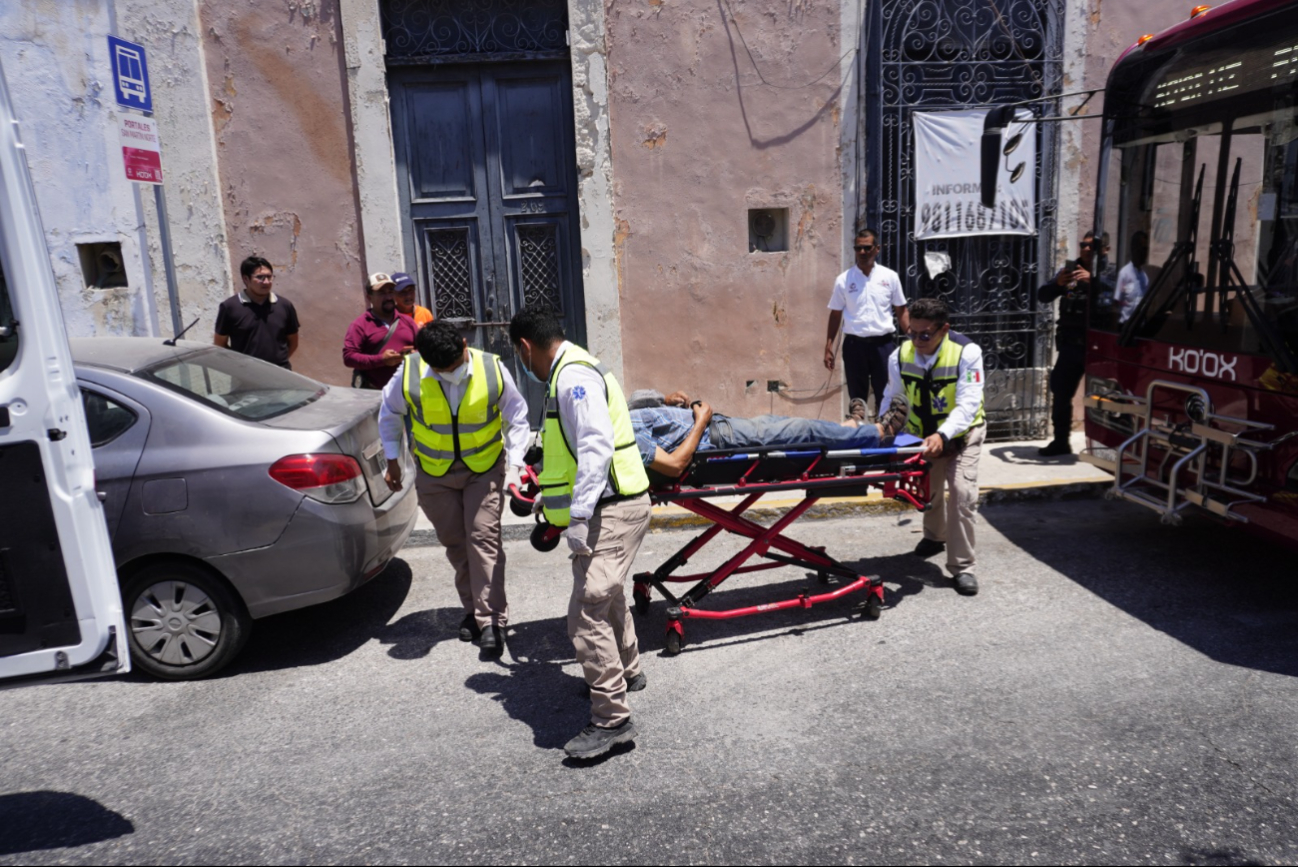 Paramédicos lograron estabilizar al adulto mayor dentro de la ambulancia.