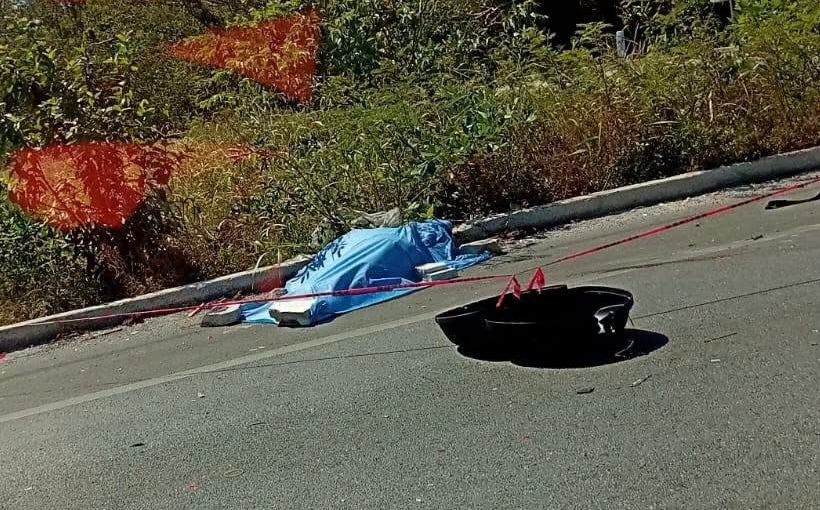 Autoridades acordonaron la carretera Playa del Carmen-Cancún, a la altura de Punta Maroma, donde un motociclista perdió la vida tras ser atropellado por un vehículo.