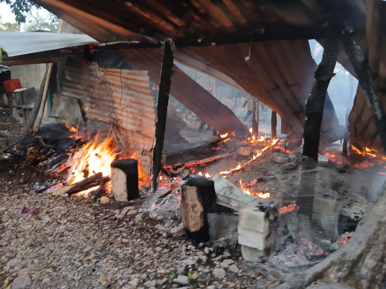 La propietaria despertó al sentir el calor y logró sacar a su familia antes de que avanzara el incendio