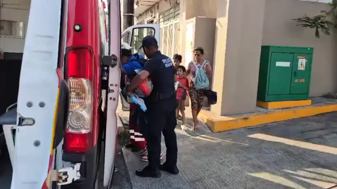 Motociclista recibe atención médica tras el incidente.