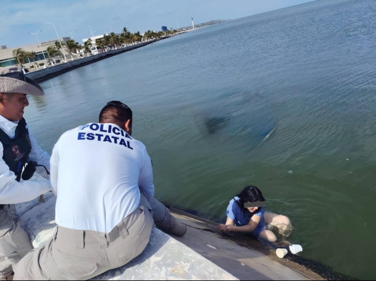 Protección Civil auxilia a turista en monumento Novia del Mar