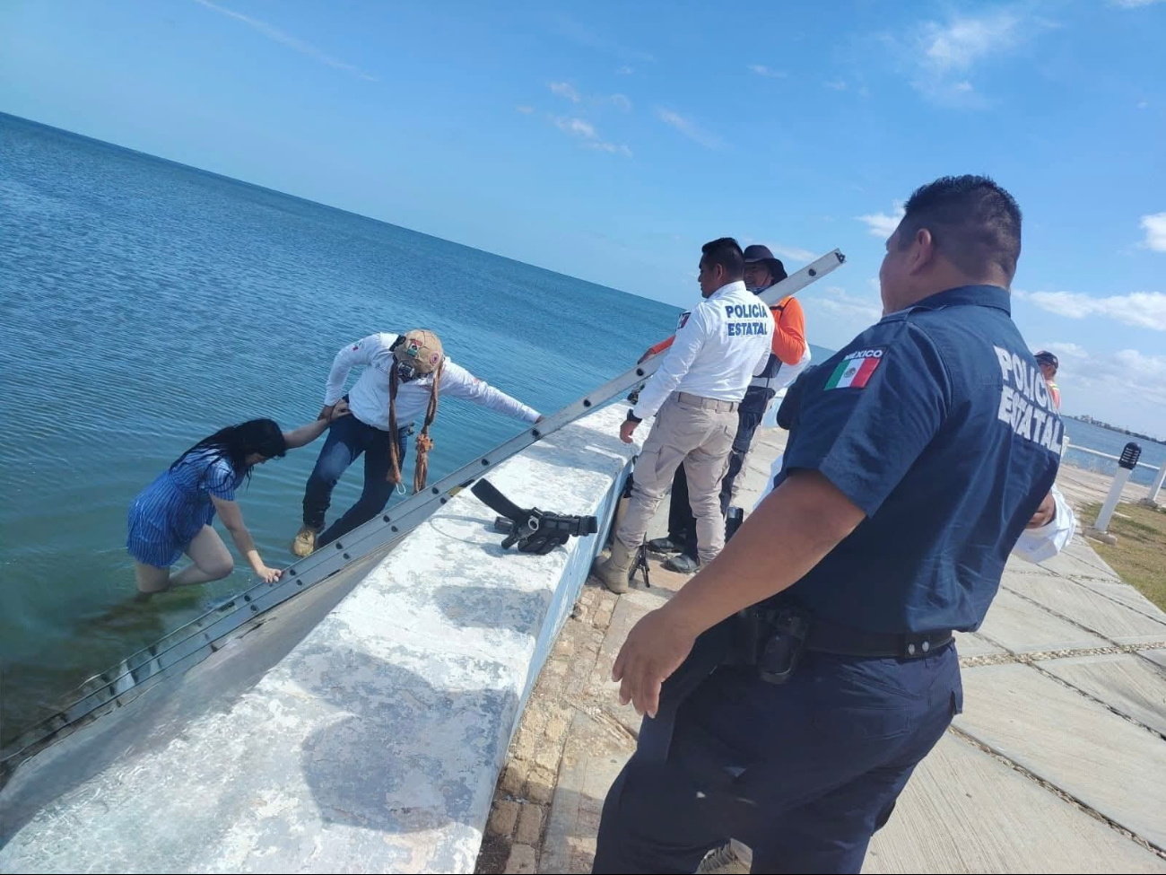Rescate en el malecón de Campeche: mujer atrapada entre rocas
