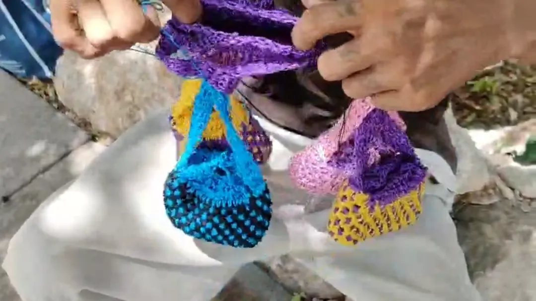 Artesano campechano elabora bolsitas con hilo reciclado y las vende a bajo costo