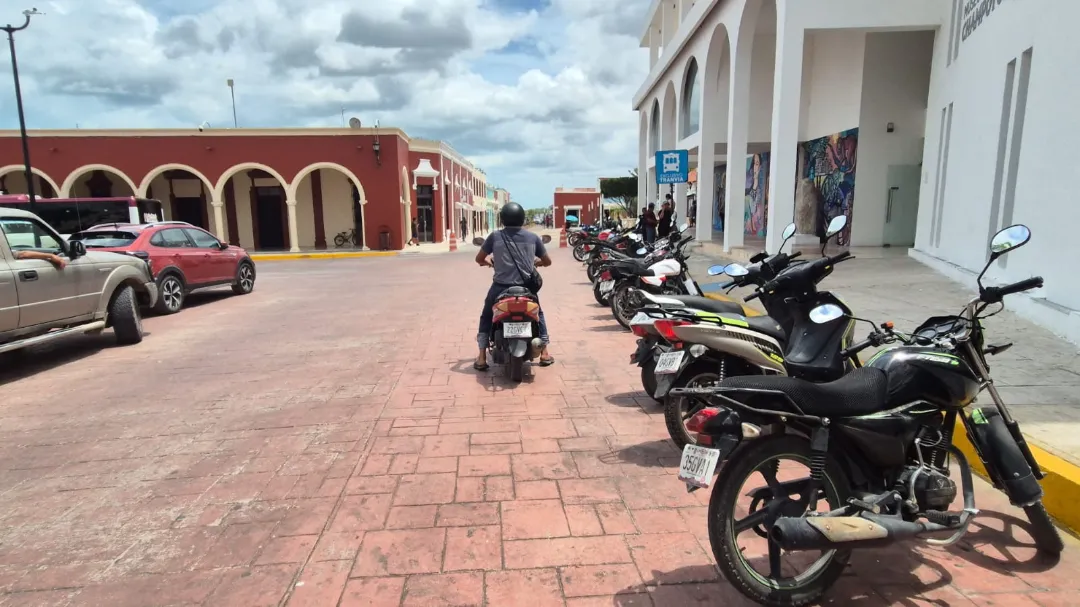 Comienzan a retirar motos de franjas amarillas a la altura del Museo de Champotón