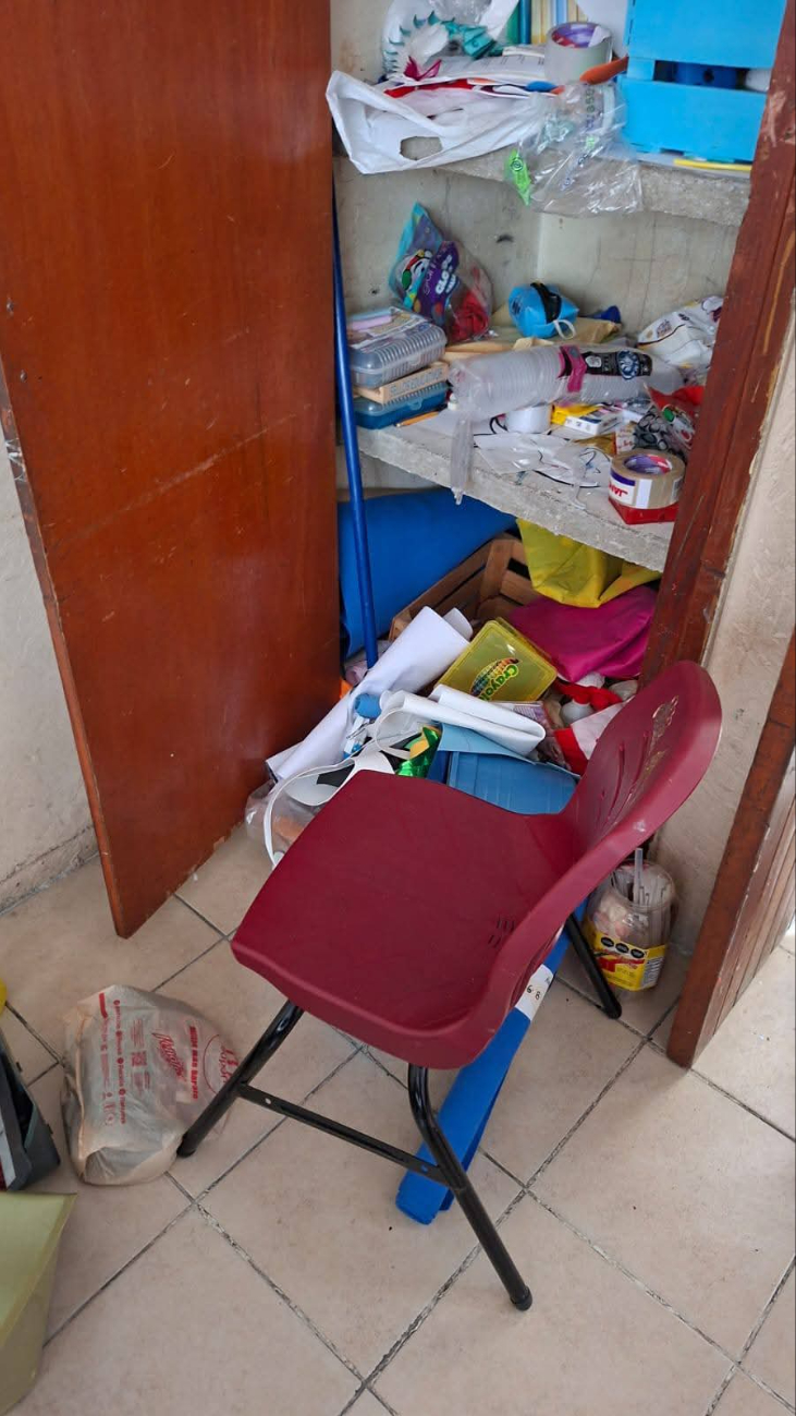 Presunto ladrón ingresó a salones y causó daños en material escolar.