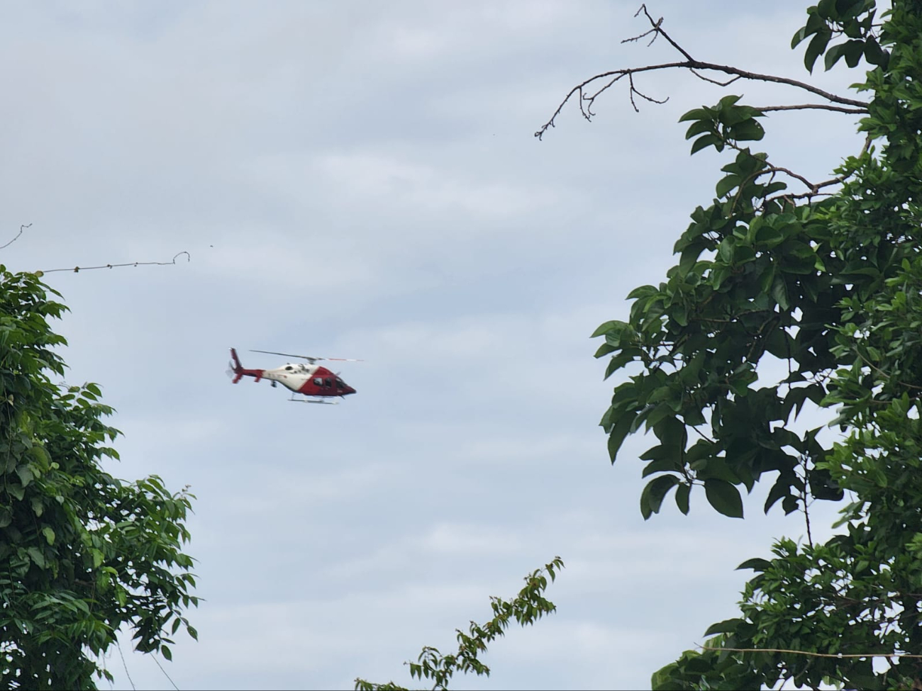 Vecinos reportaron sobrevuelos de aeronaves en los alrededores de la localidad durante los operativos de búsqueda