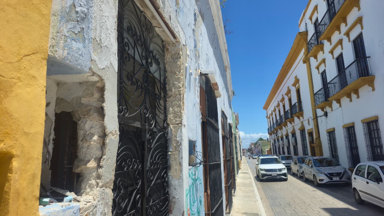 Viviendas con deterioro representan peligro para peatones y vecinos.
