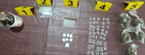 Autoridades aseguraron drogas, dinero en efectivo y radios portátiles.