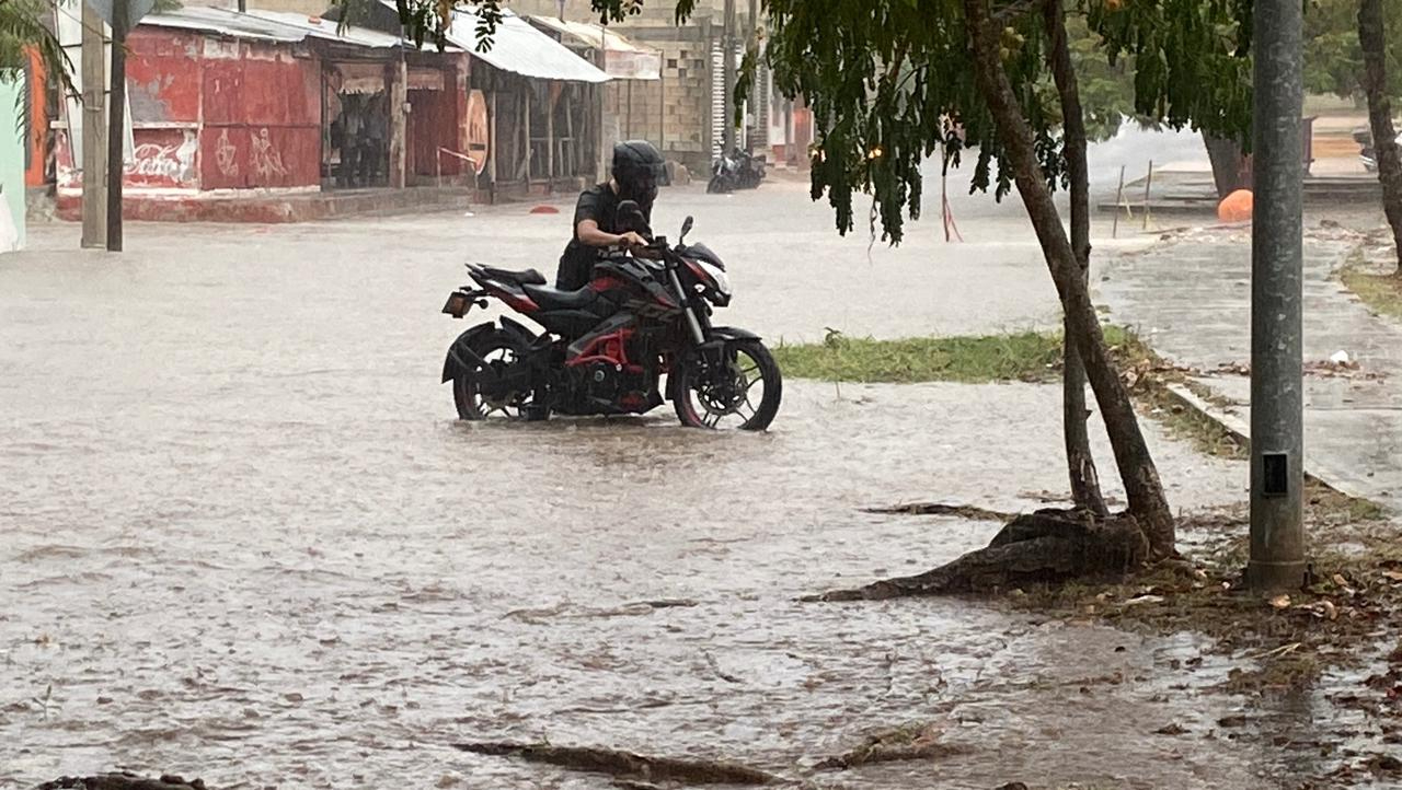Autoridades piden evitar cruzar calles anegadas.