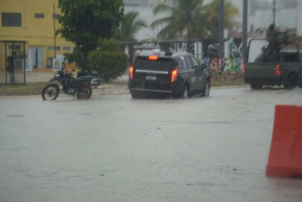 Especialistas recomiendan no encender el vehículo inundado.