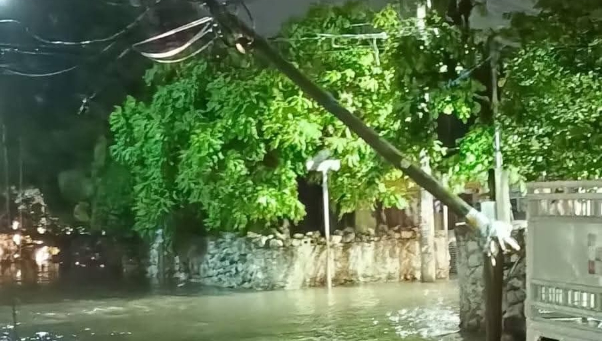 Un poste de Telmex cayó en Kanasín tras las fuertes lluvias