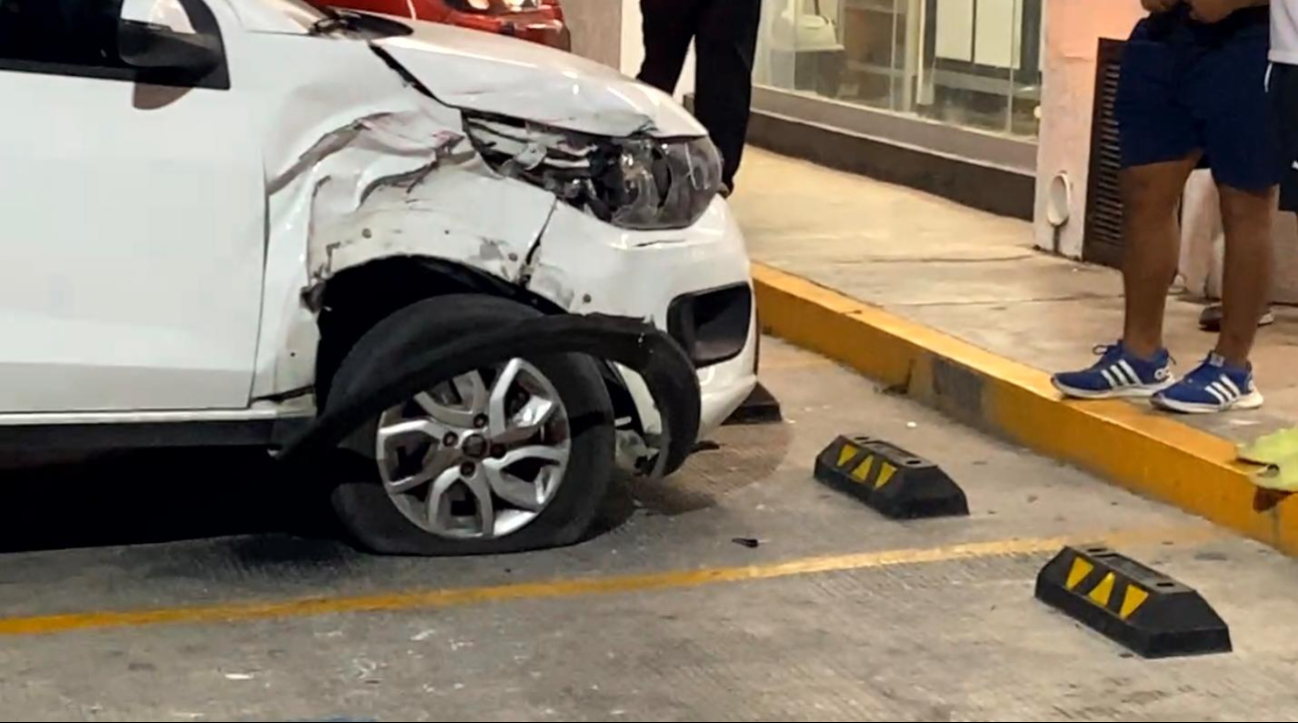 Auto impacta a camión Ko’ox y provoca ligera conmoción