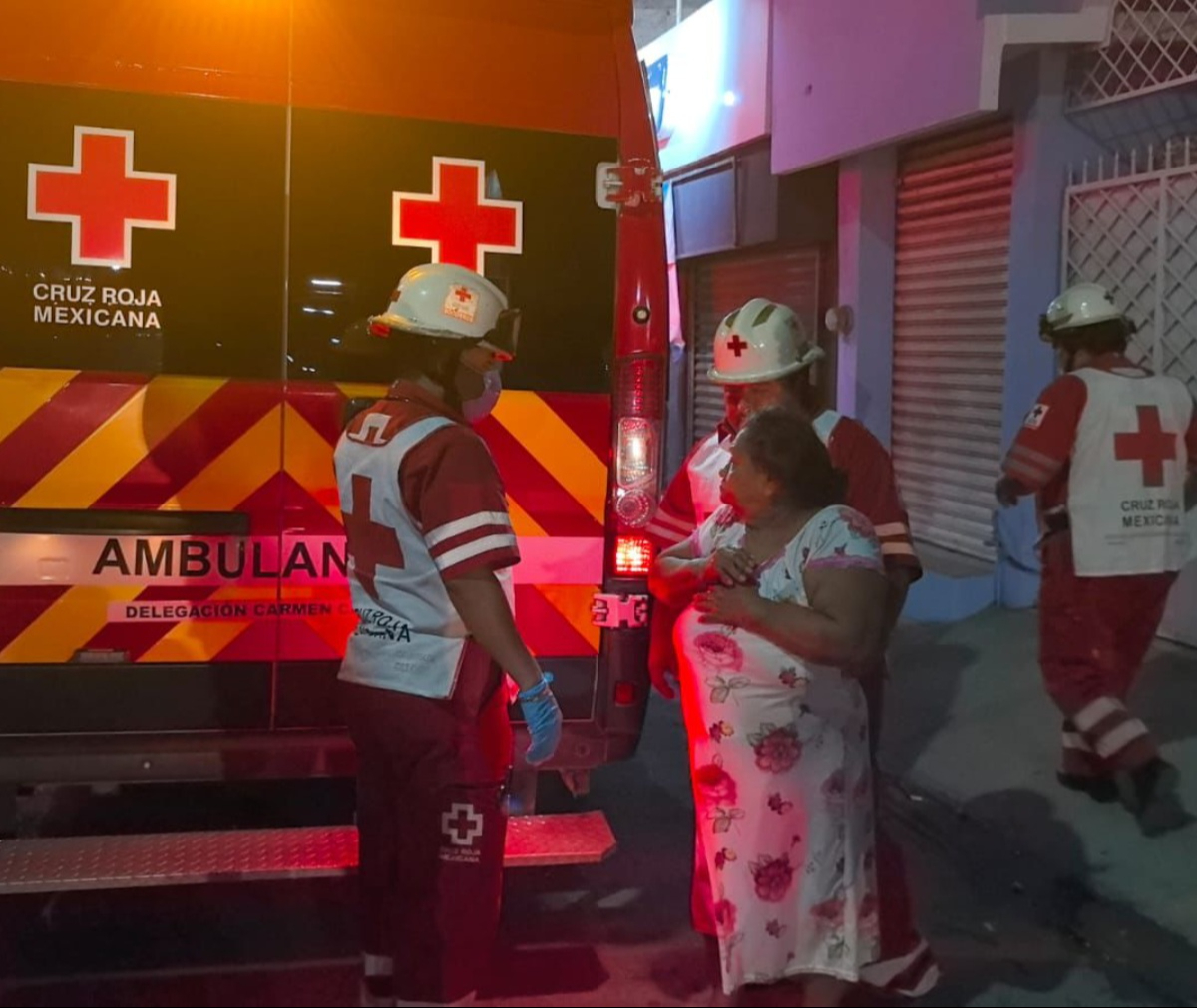 Paramédicos de la Cruz Roja Mexicana arribaron al sitio para brindar atención.