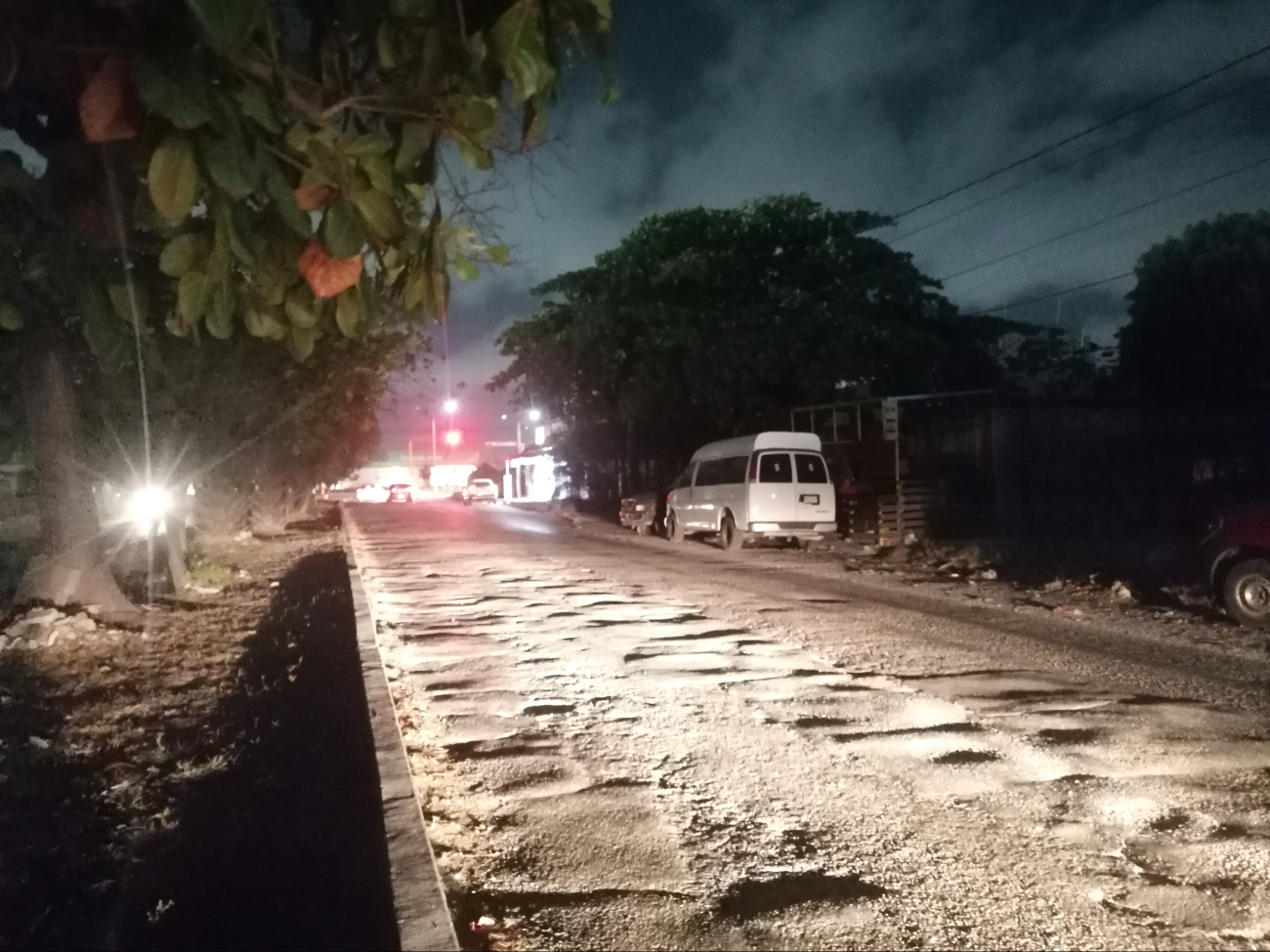Familias han optado por instalar luminarias fuera de sus domicilios para ayudar a los trabajadores que recorren la zona de noche