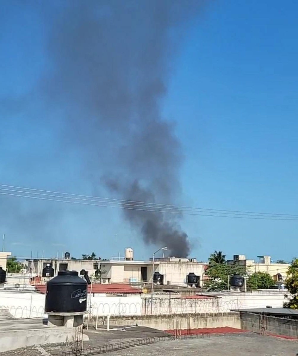 La columna de humo, visible desde varios puntos del sector.