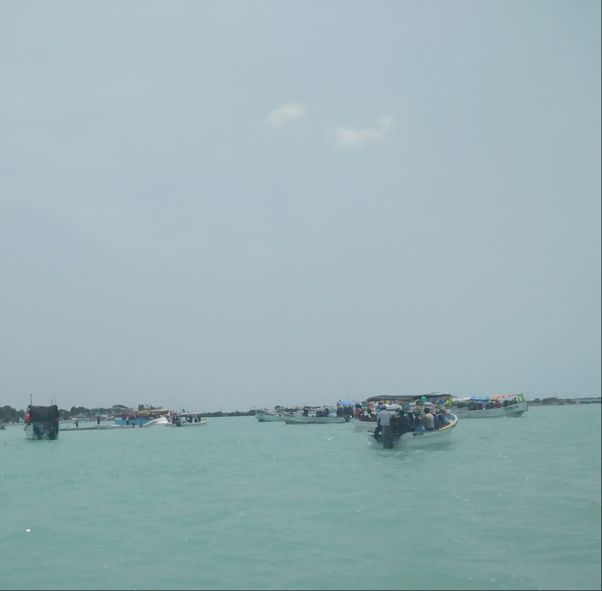 Se voltea lancha en paseo de la Santa Cruz; pescadores rescatan a tripulantes