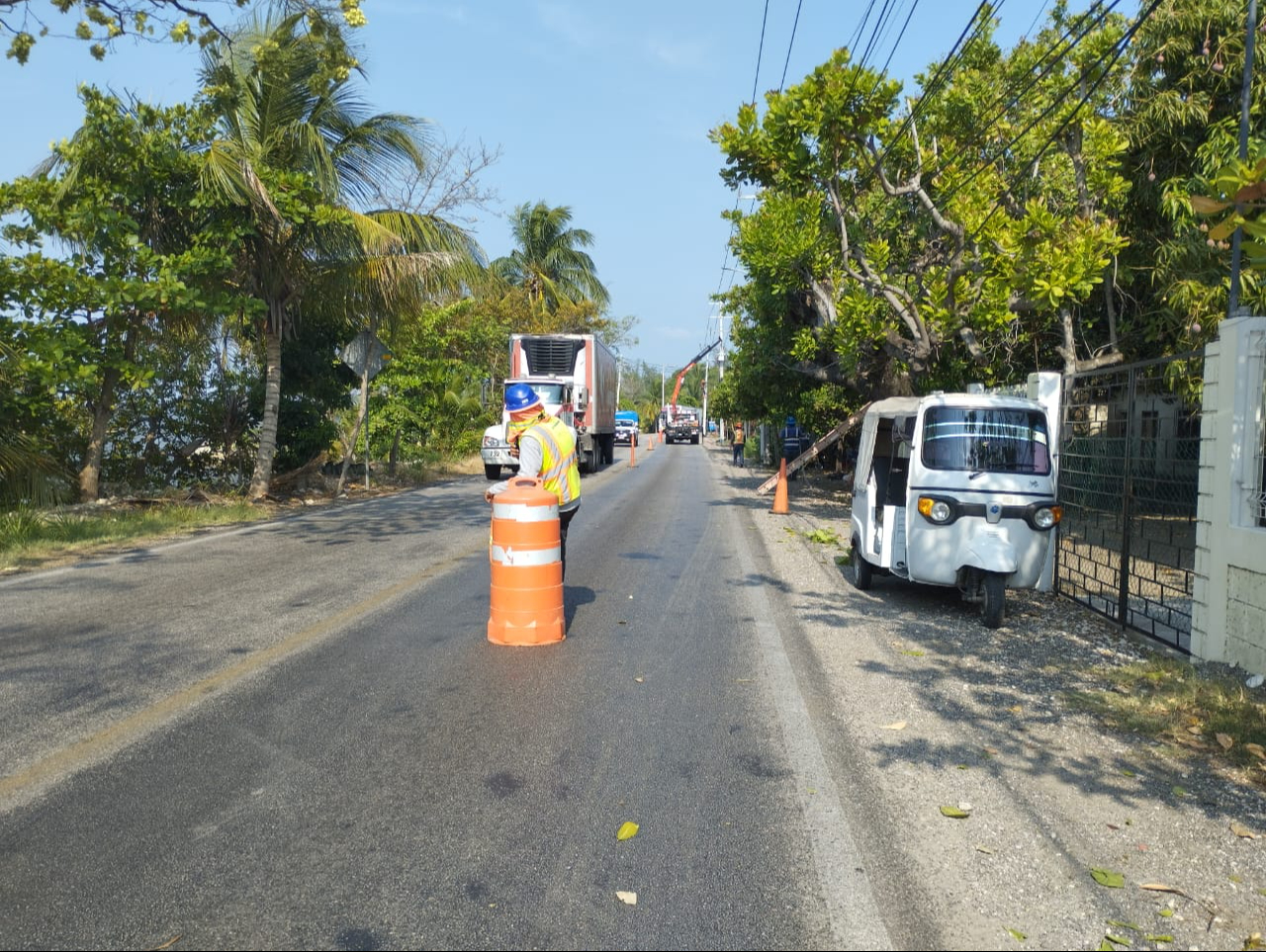 Carga pesada provoca daños en carretera federal 180