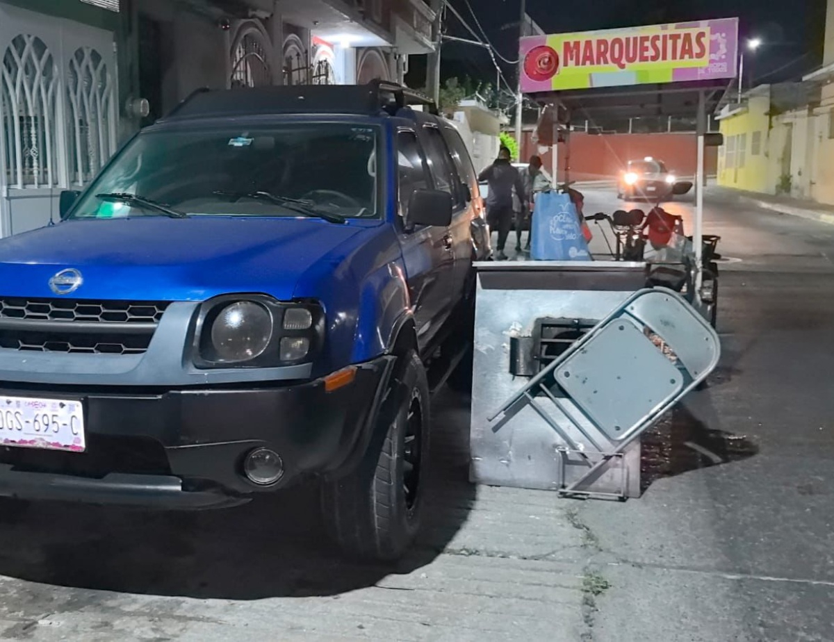 El joven fue proyectado contra una camioneta de la marca Nissan.