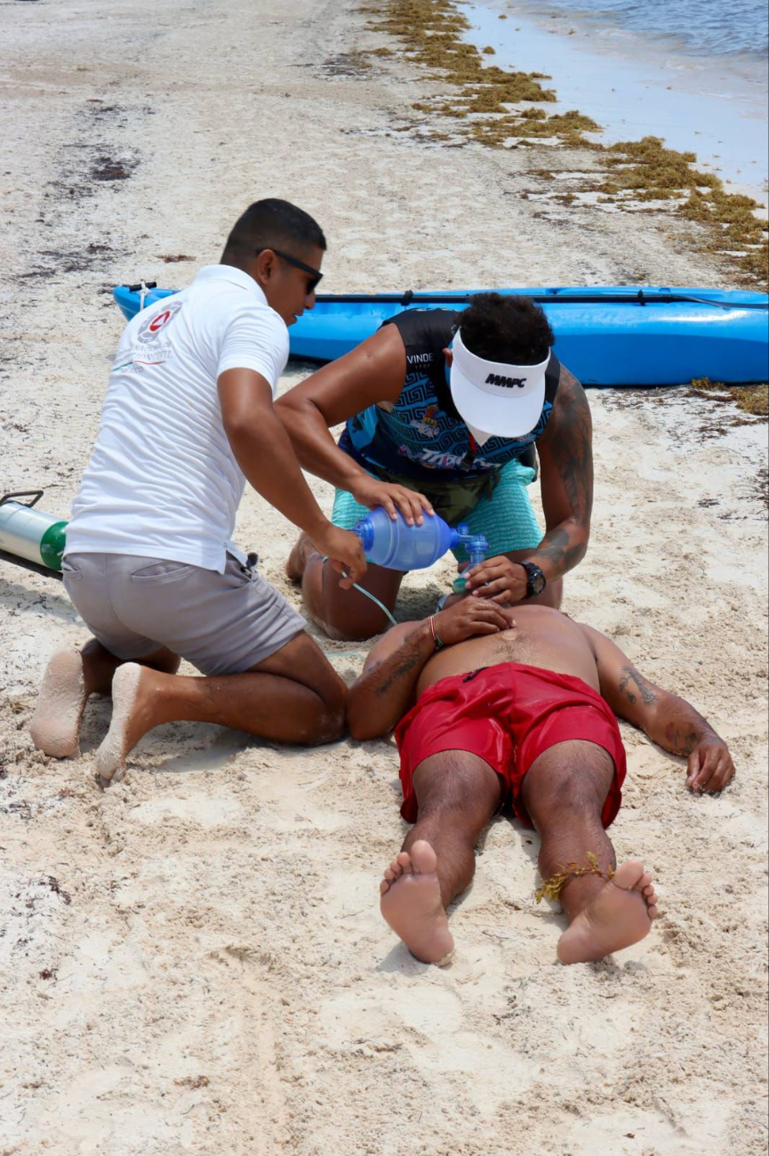 El ejercicio se desarrolló a las 12:00 horas en esta playa con distintivo Blue Flag, bajo la coordinación de la Dirección de Protección Civil
