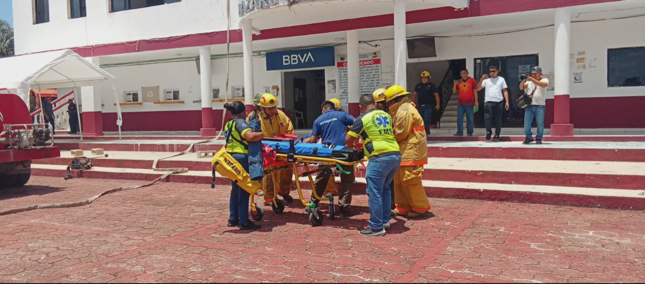 El Simulacro Nacional de Protección Civil movilizó a cuerpos de emergencia en el Palacio Municipal de Lázaro Cárdenas.