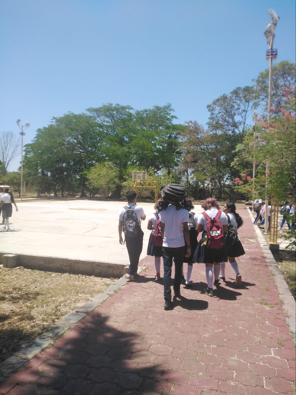 En Sabancuy, alumnos desalojaron el plantel en menos de cuatro minutos.