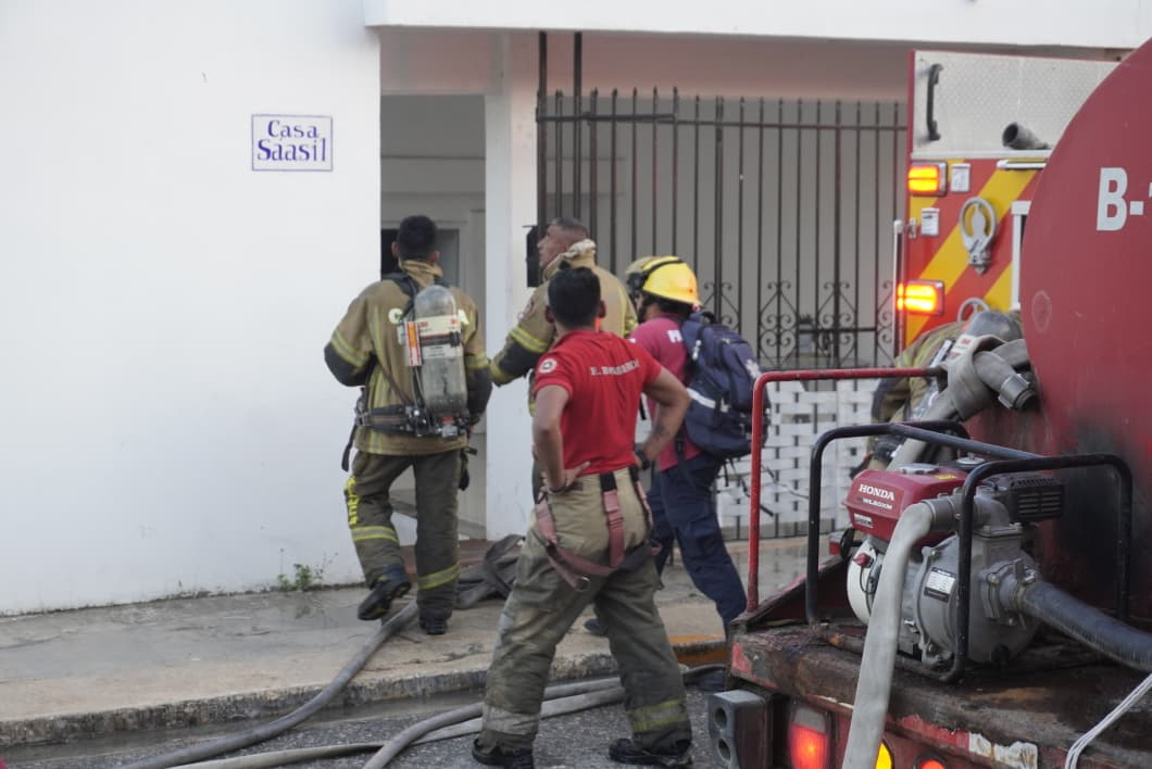Familia y su perro lograron salir ilesos del incendio.