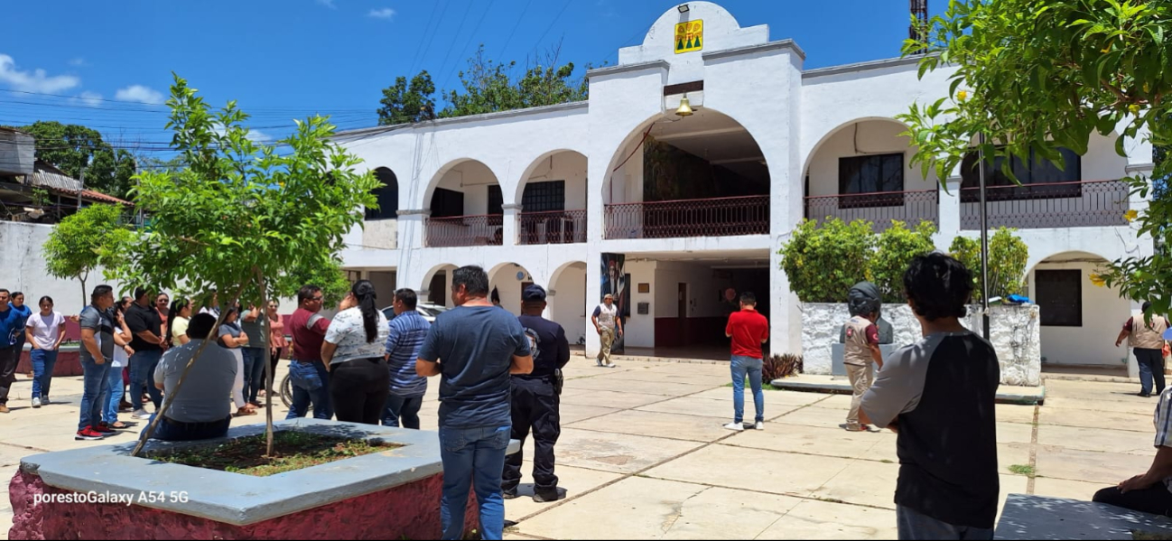 Los trabajadores se concentraron en la plaza cívica mientras se realizaba la revisión del inmueble