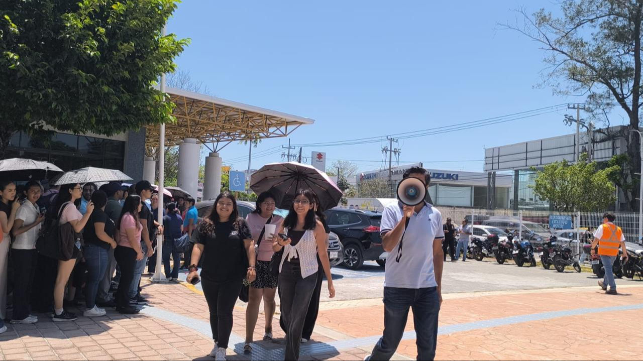 Plazas, hospitales y oficinas activaron protocolos de emergencia.