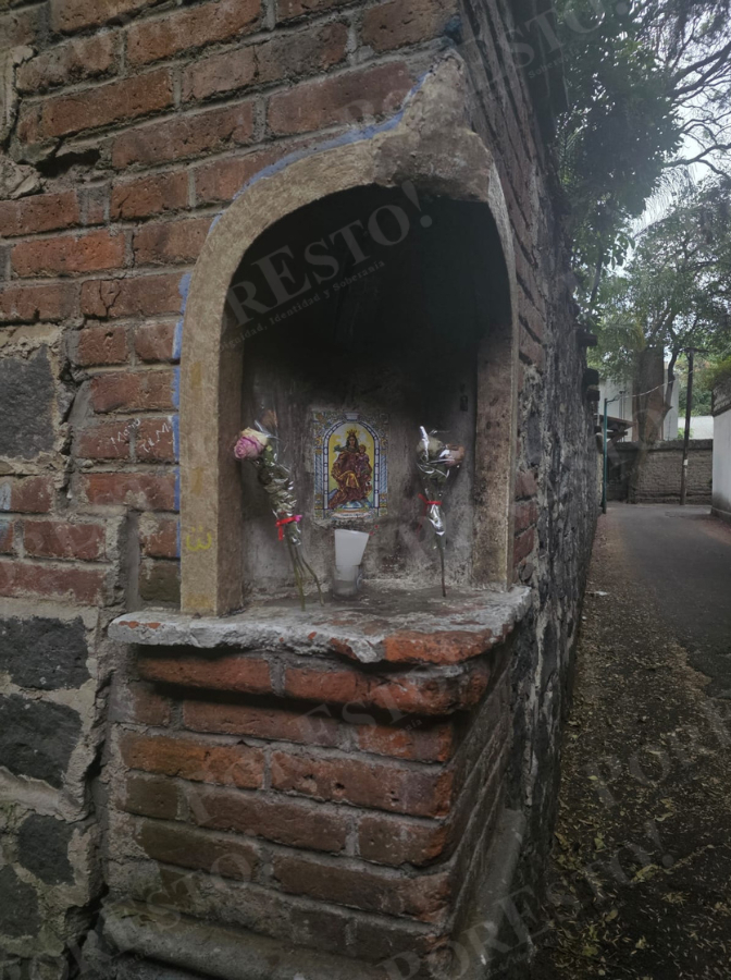 Locales y curiosos por la historia, dejan ofrendas durante sus visitas
