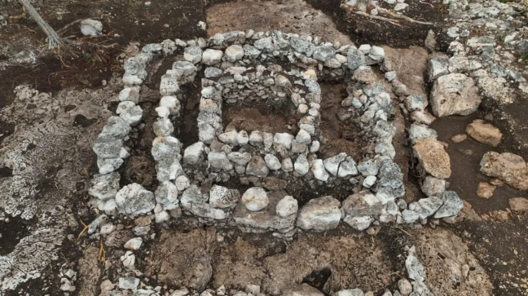El hallazgo ocurrió cerca de Yaxché de Peón, donde localizaron antiguas viviendas y una construcción especial de tres niveles