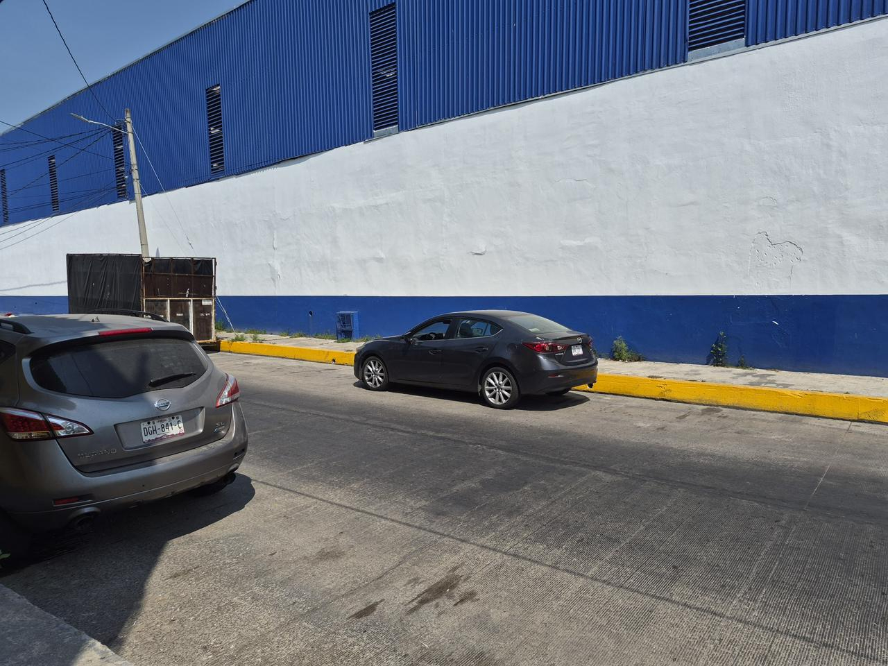 Automovilista le cierra el paso a motociclista y provoca fuerte percance