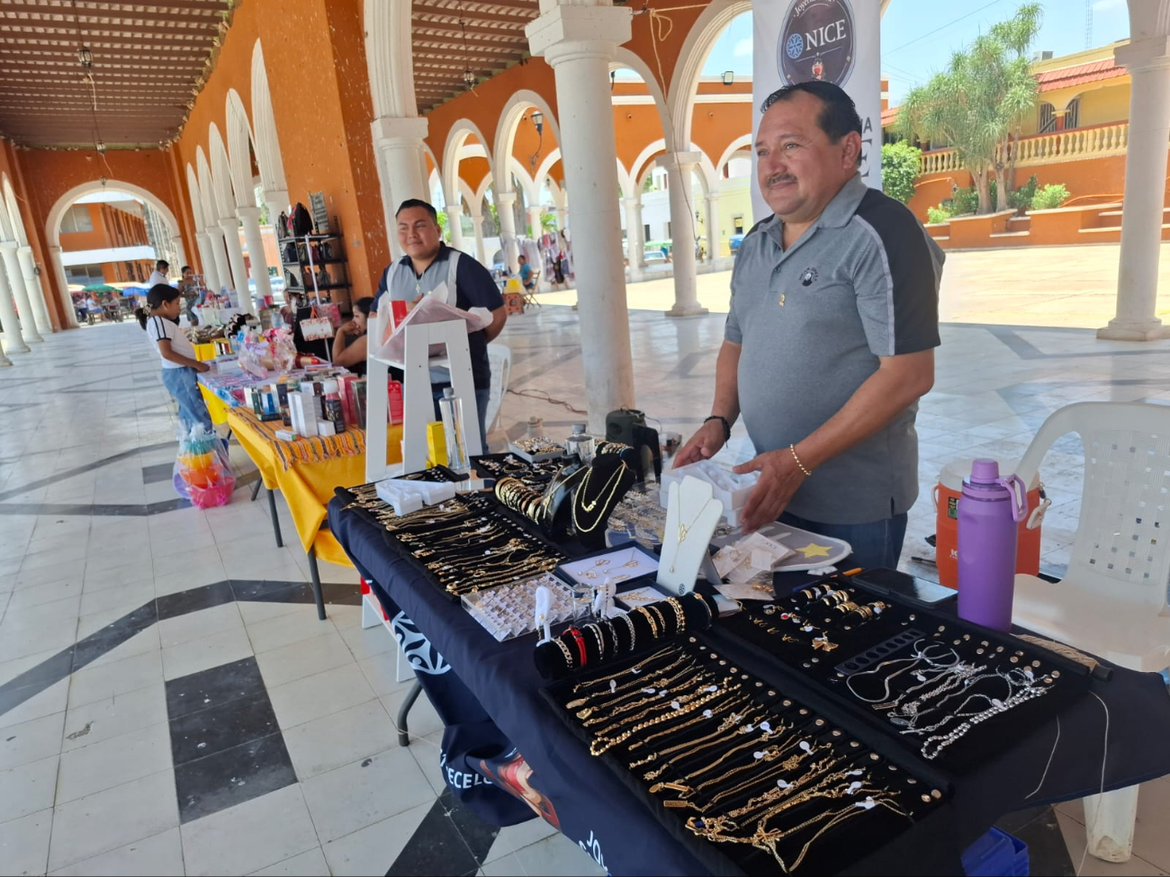 Los bajos del Palacio Municipal se llenaron de puestos y promociones.
