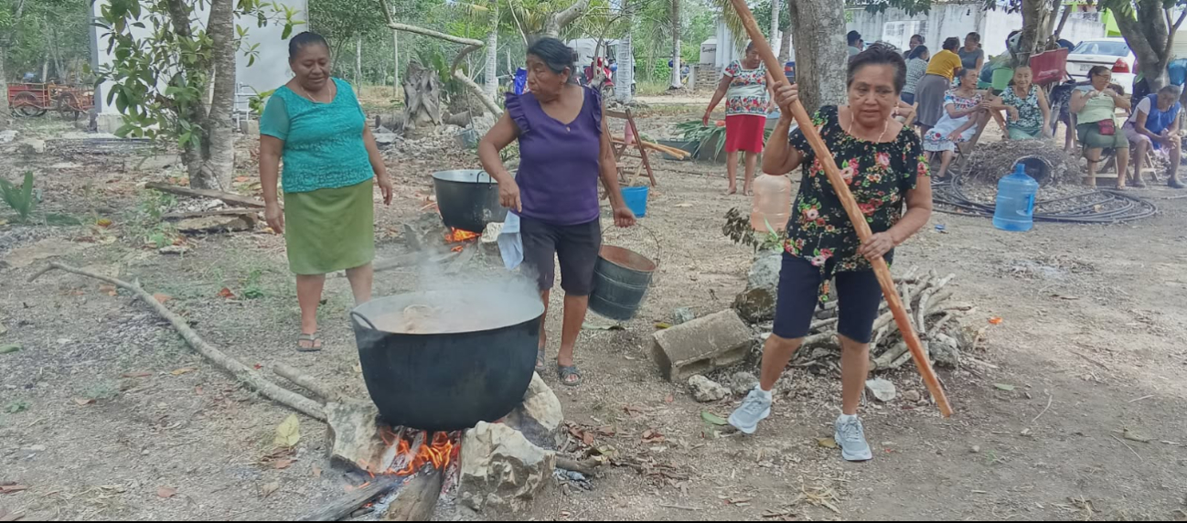 Mujeres y hombres participaron en la preparación de alimentos ceremoniales tradicionales.