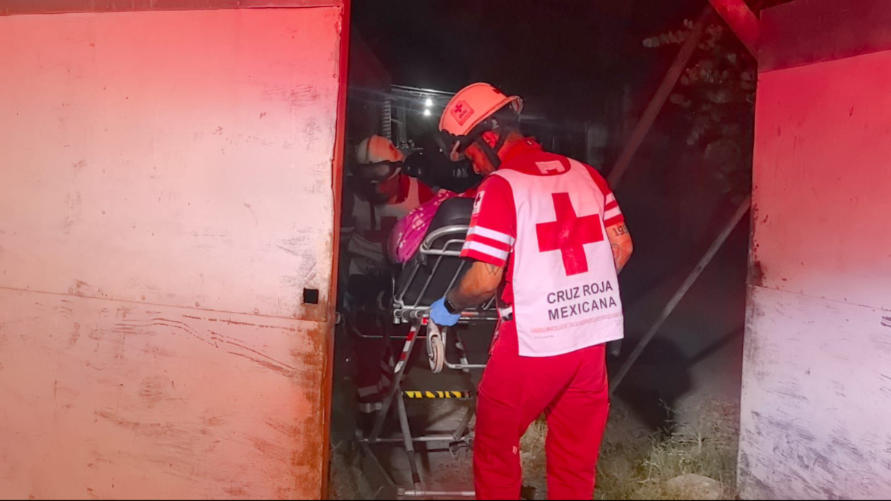 Paramédicos de la Cruz Roja trasladaron a la mujer al Hospital General.